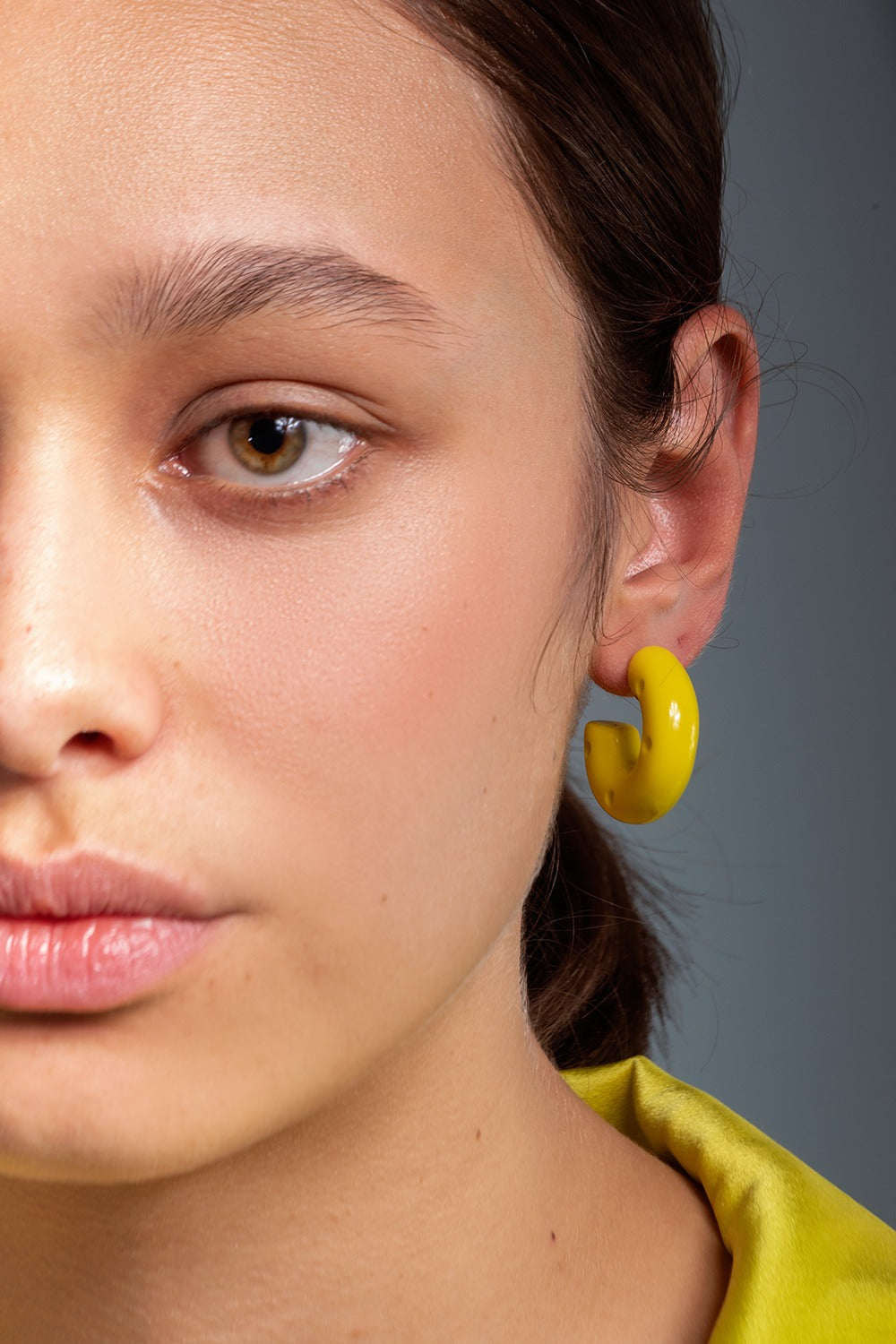 MEDIUM HOOPS RESINE YELLOW